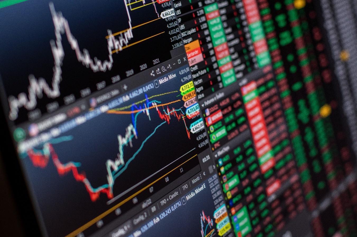 Gestión del bankroll y toma de decisiones bajo incertidumbre: lecciones de la teoría de juegos para el inversor argentino